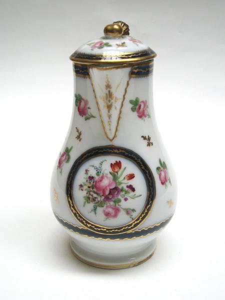 Service à boissons chaudes : tasse et sa soucoupe