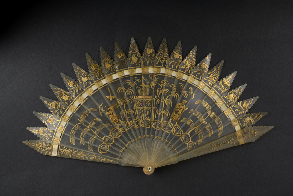 Eventail brisé à décor de fantaisie orientale