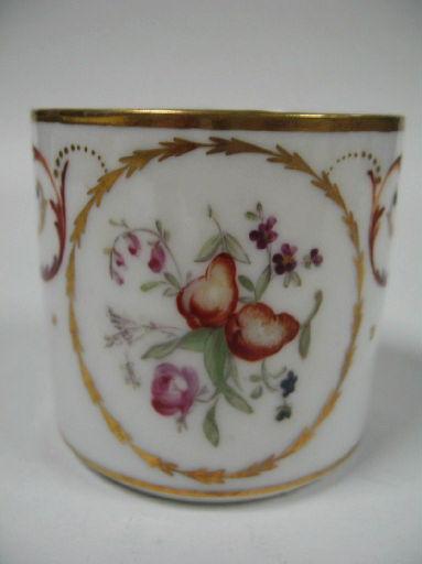 Service à boissons chaudes : tasse et sa soucoupe