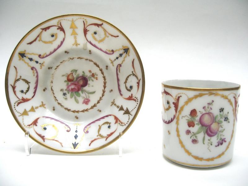 Service à boissons chaudes : tasse et sa soucoupe