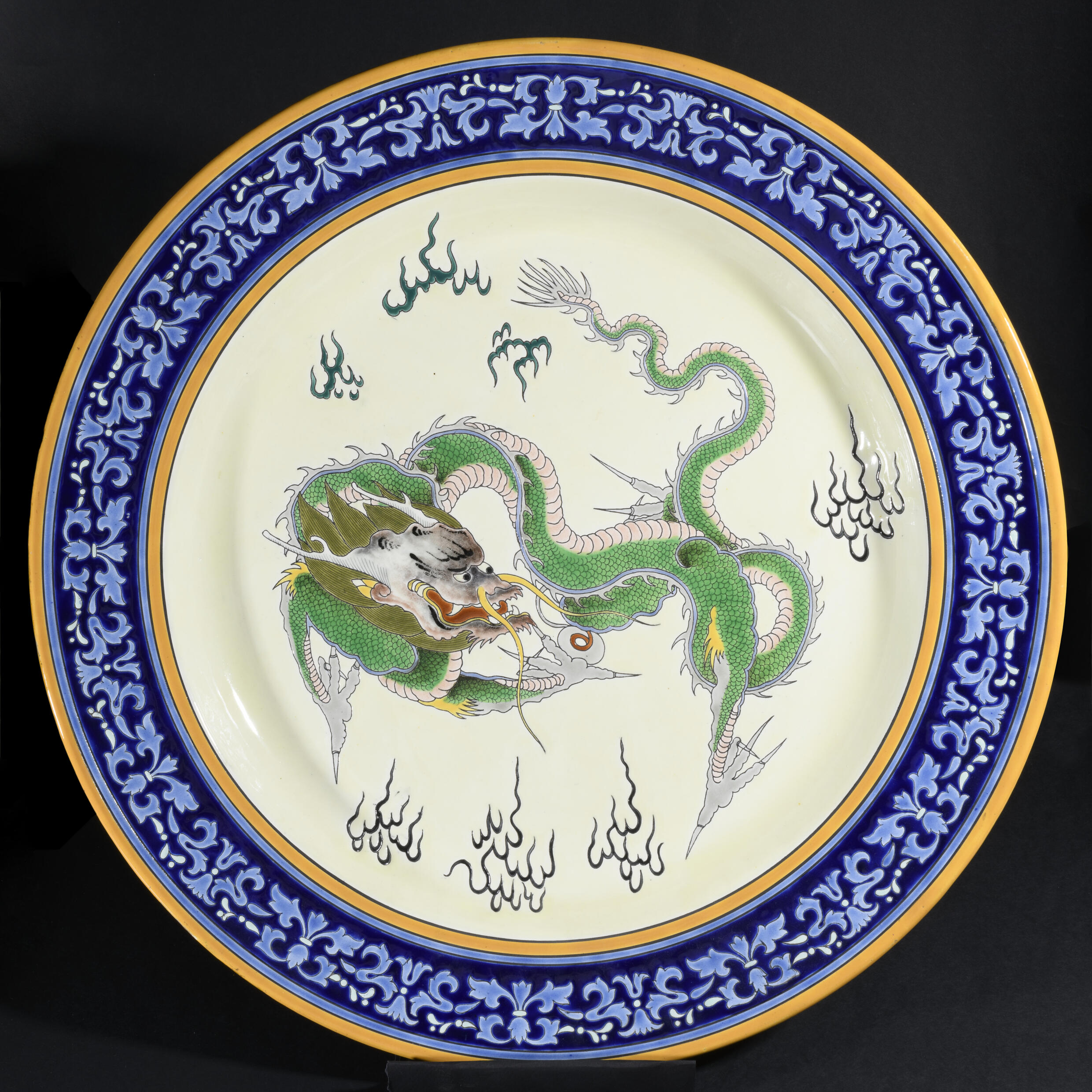 Plat à décor de dragon chinois