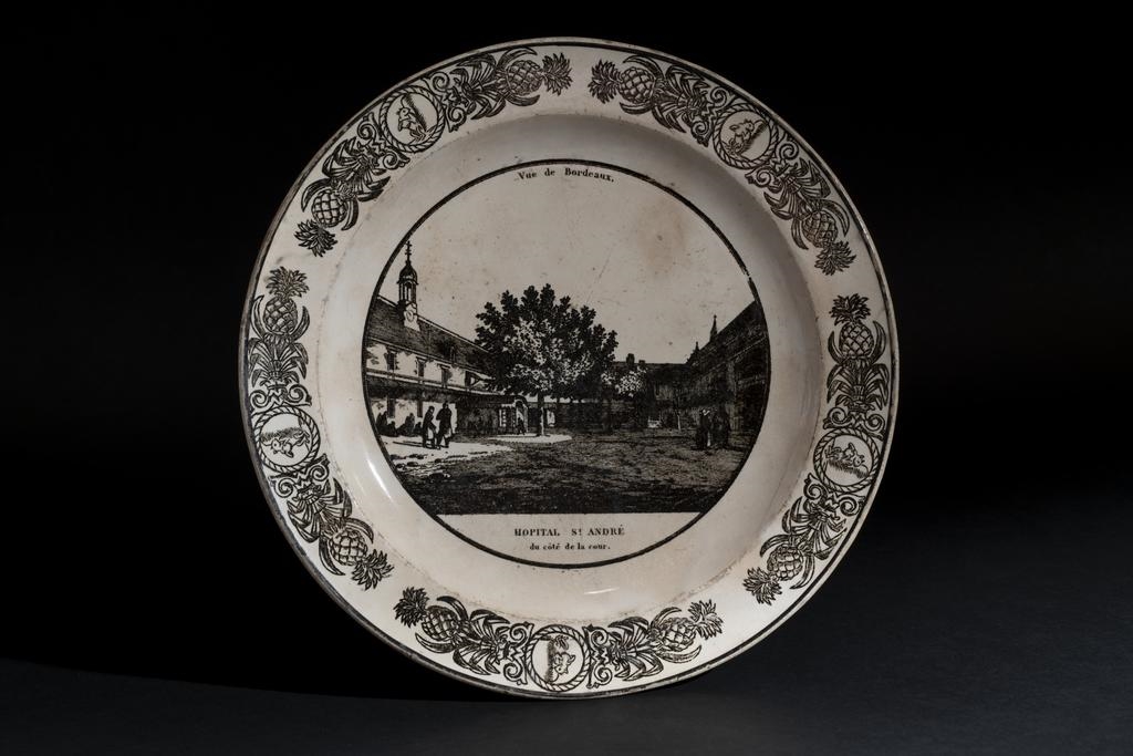 "Vue de Bordeaux. Hôpital St André / du côté de la cour"