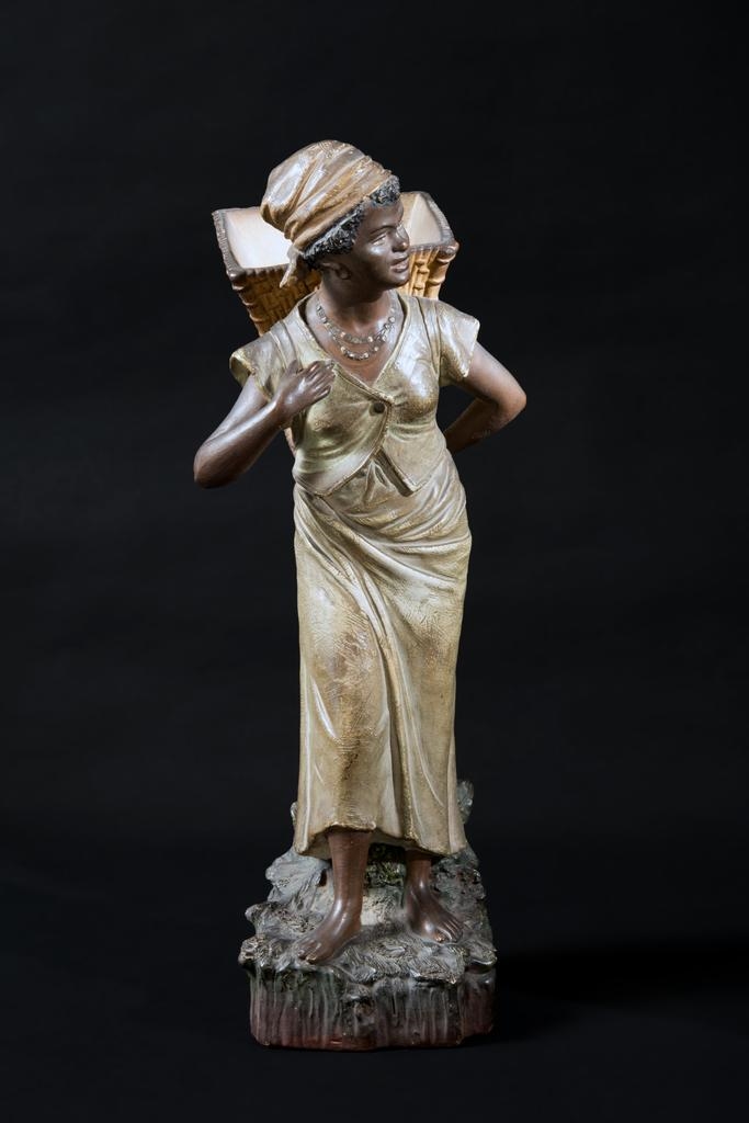 Femme noire portant une hotte