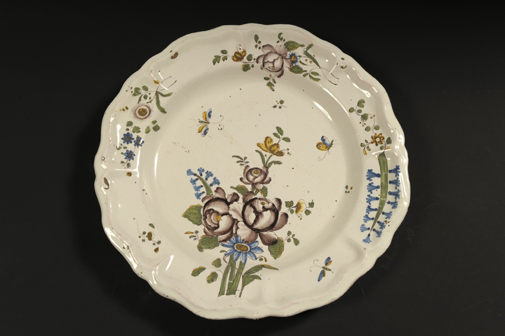 Plat rond à décor au bouquet à la rose et jacinthe