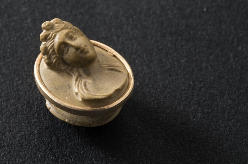 Bouton de col avec une tête de jeune femme