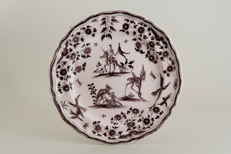 Assiette à décor de grotesques