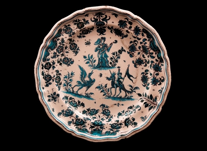 Assiette à décor de grotesques