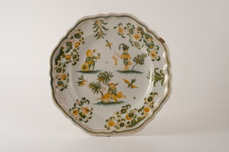 Assiette à décor de grotesques