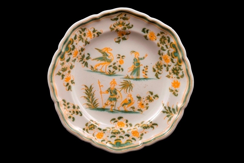 Assiette à décor de grotesques