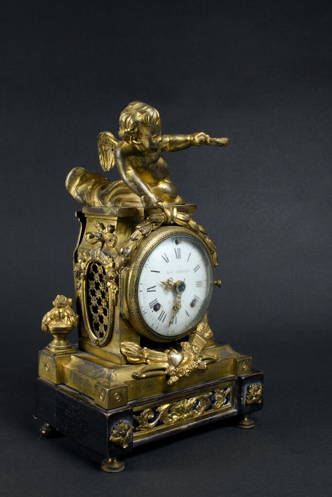 Pendule, "Amour tenant une couronne"