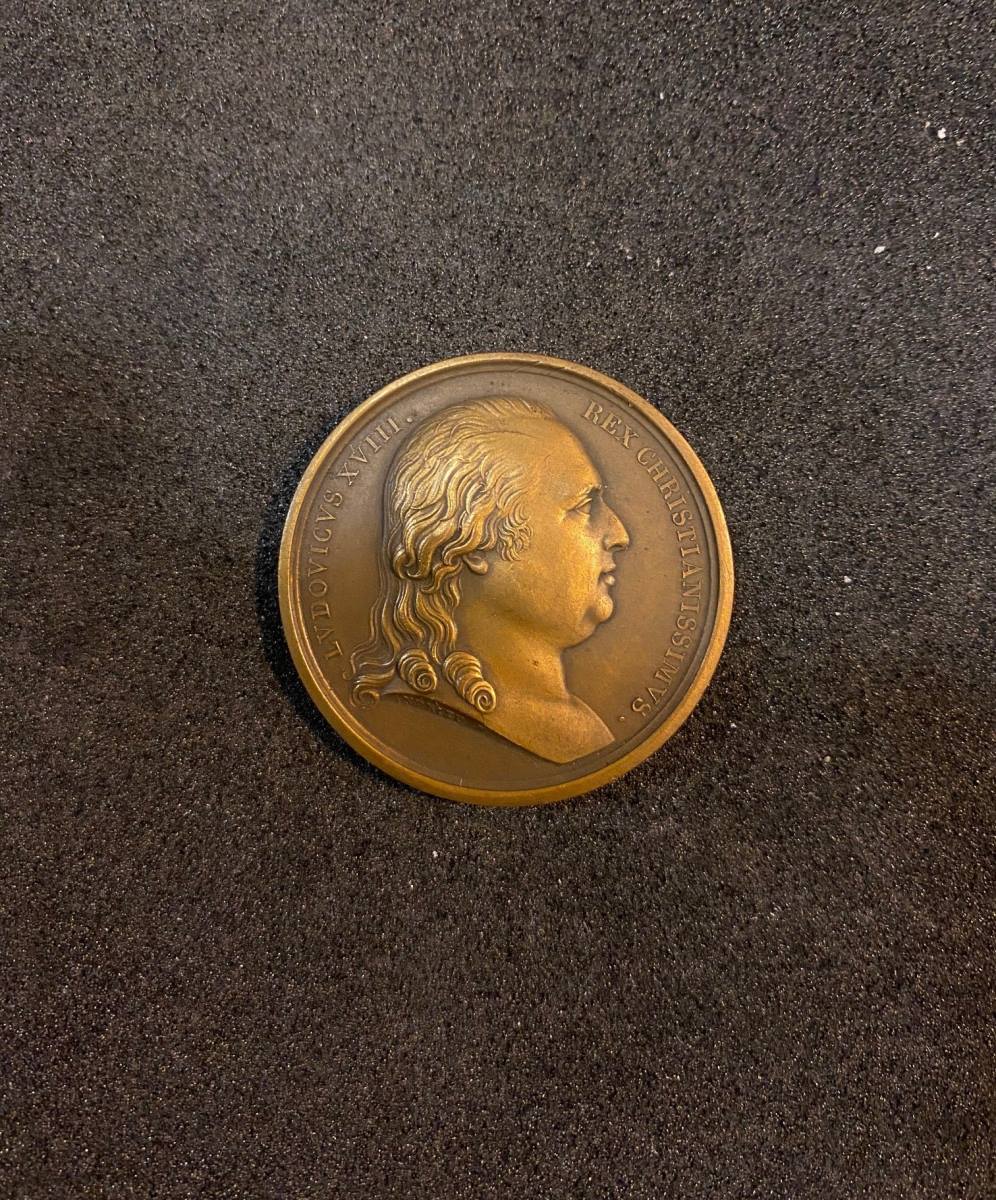 Louis XVIII de profil ; Génie tenant une couronne