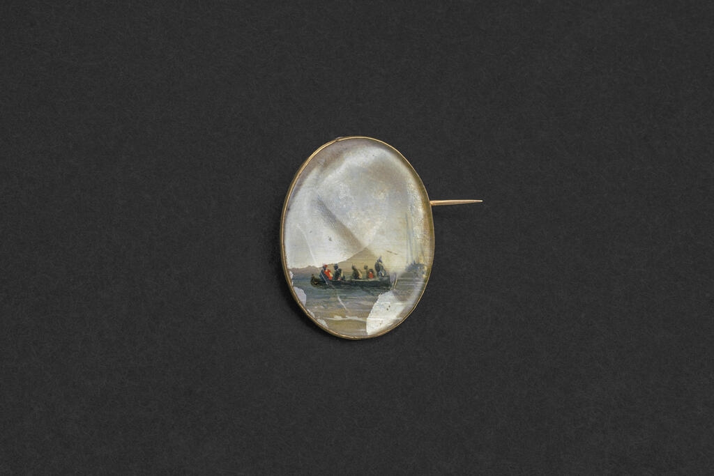 Broche ovale avec une miniature représentant une marine.
