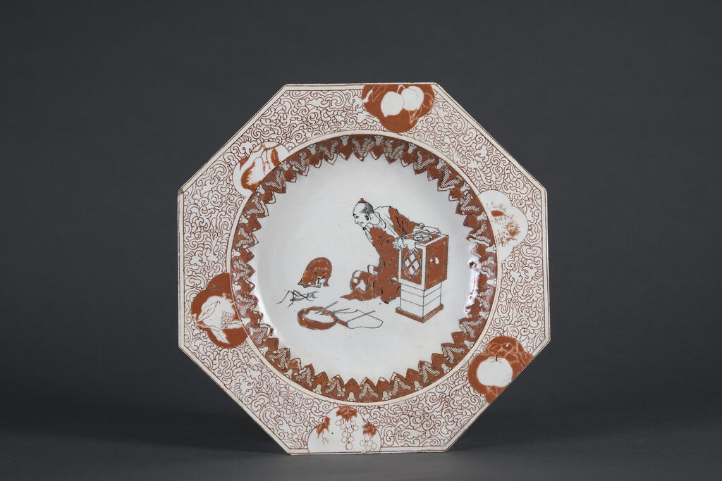 Assiette du service "rouge et or"