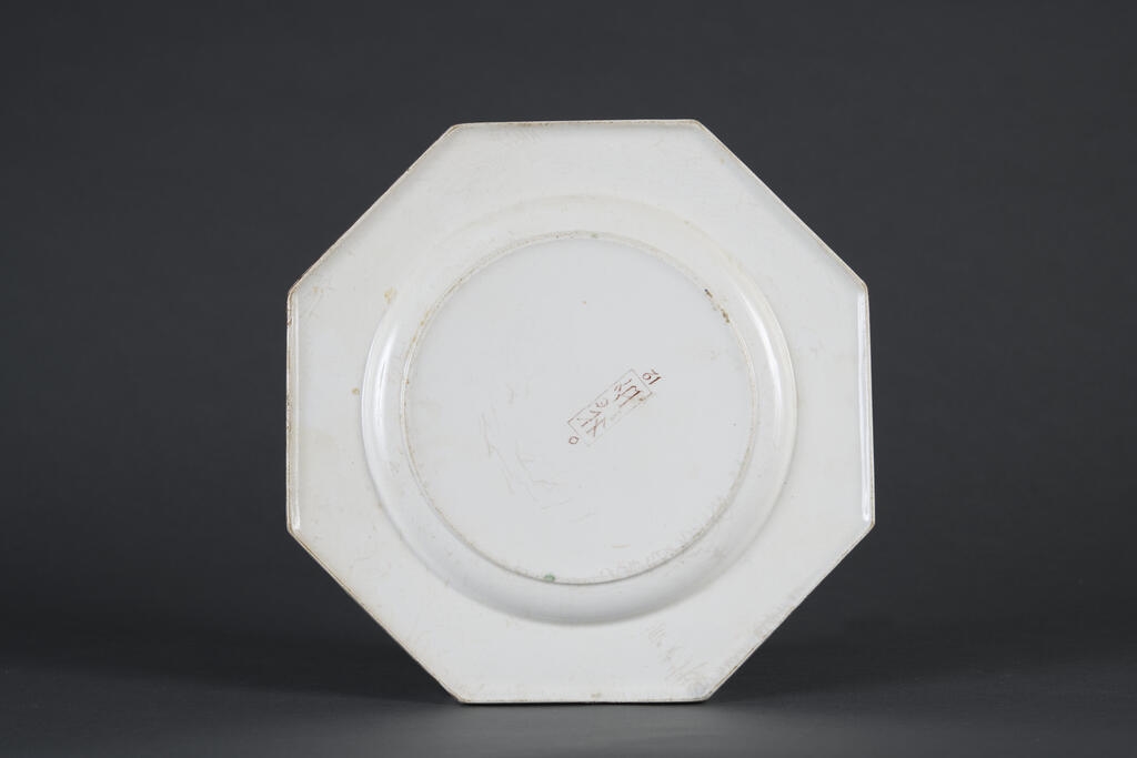 Assiette du service "rouge et or"