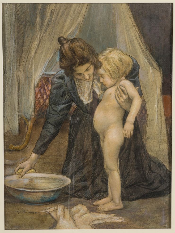 Femme lavant son enfant