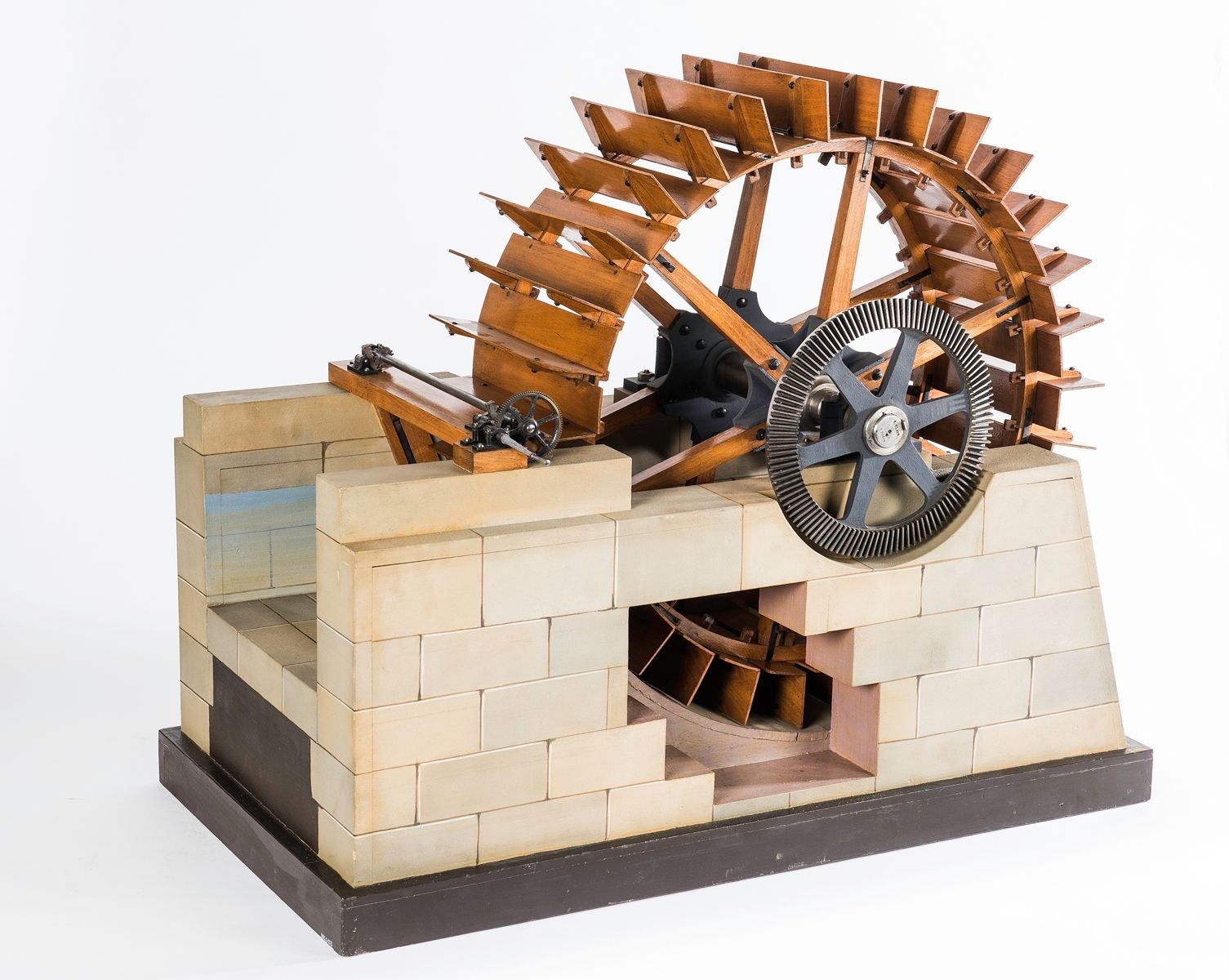 Roue hydraulique à palettes recevant l'eau à hauteur du centre