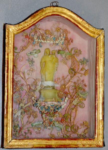 Vierge en cire avec encadrement de papiers roulés