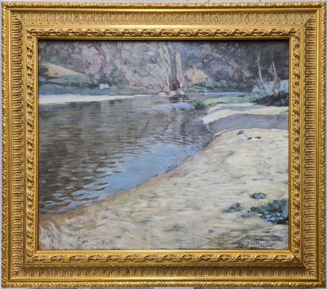 Rivage auprès d'une falaise