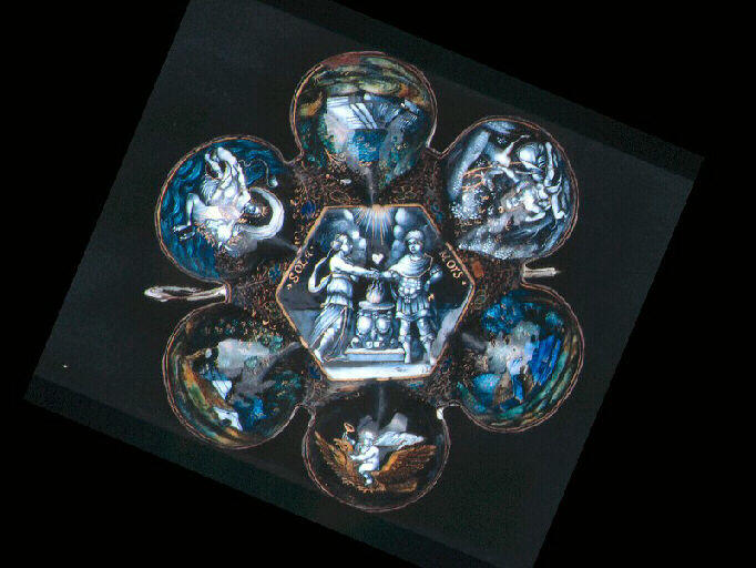 L'Autel de l'hyménée ; Ganymède, Europe et Diane, alternant avec trois paysages à la chaumière (dans les lobes) ; Armoiries (au revers) ; Décor floral et oiseaux (au revers)