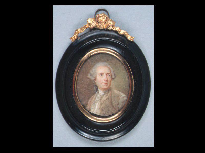 Portrait d'homme de trois-quarts regardant vers la droite, vêtu de beige avec un jabot de dentelle