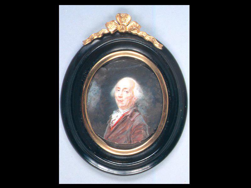 Portrait d'homme âgé de trois-quarts regardant vers la gauche, vêtu de rouge avec un foulard de mousseline