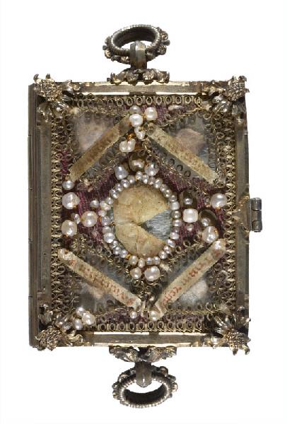 Petit manuscrit enluminé avec une reliure formant reliquaire