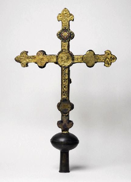 Le Christ en Croix entre l'ange de saint Matthieu et le lion de saint Marc, deux médaillons émaillés en haut et en bas (face principale) ; La Vierge à l'Enfant assise, l'aigle de saint Jean et des médaillons émaillés (revers)
