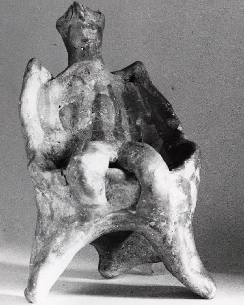Femme assise dans un fauteuil à trois pieds