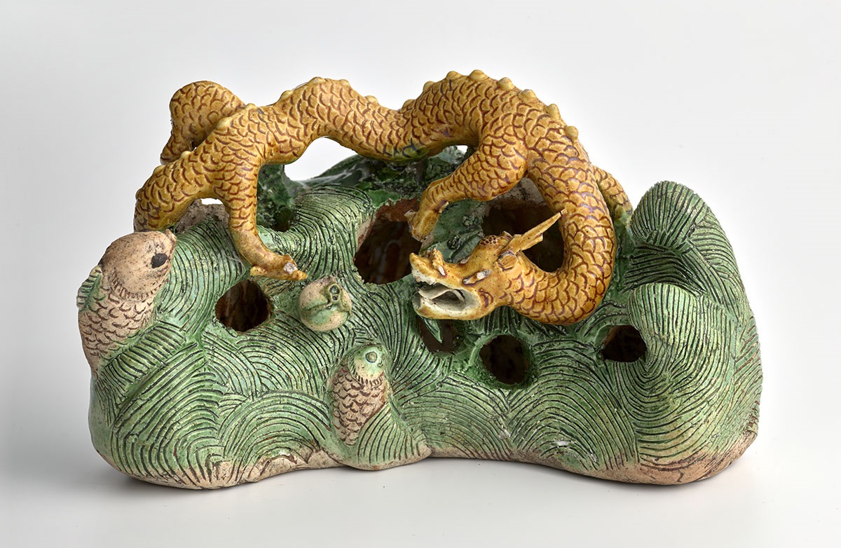 Groupe formé d'un dragon sur rocher