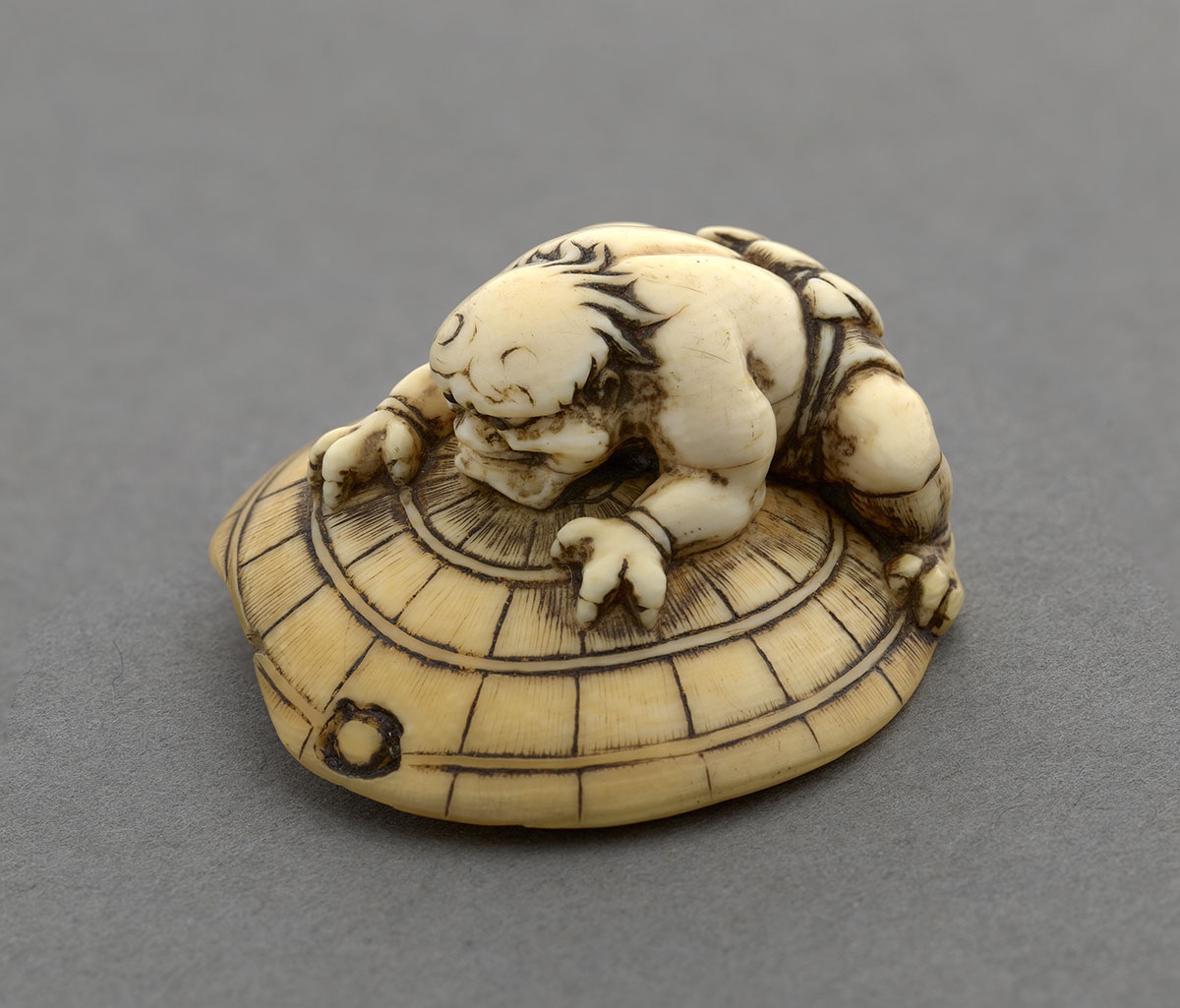 Un démon emprisonnant l’exorciste Shōki sous un chapeau (Titre) ; Homme accroupi sur une carapace de tortue