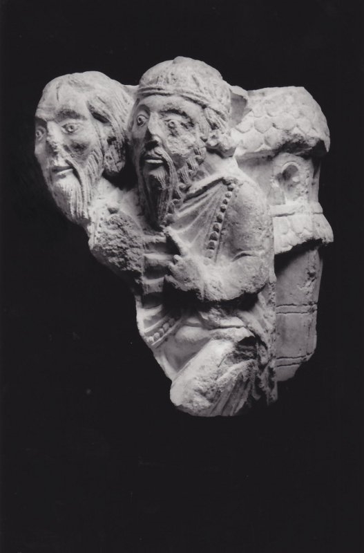 Fragment de chapiteau avec deux têtes