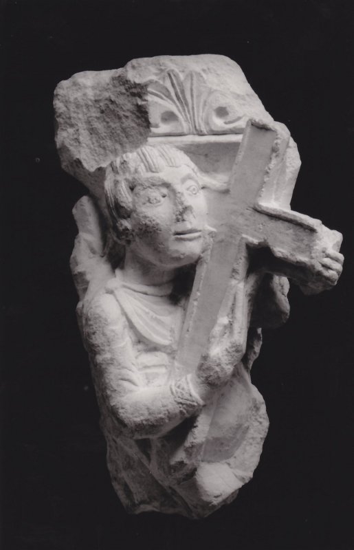Fragment de chapiteau avec un homme et croix
