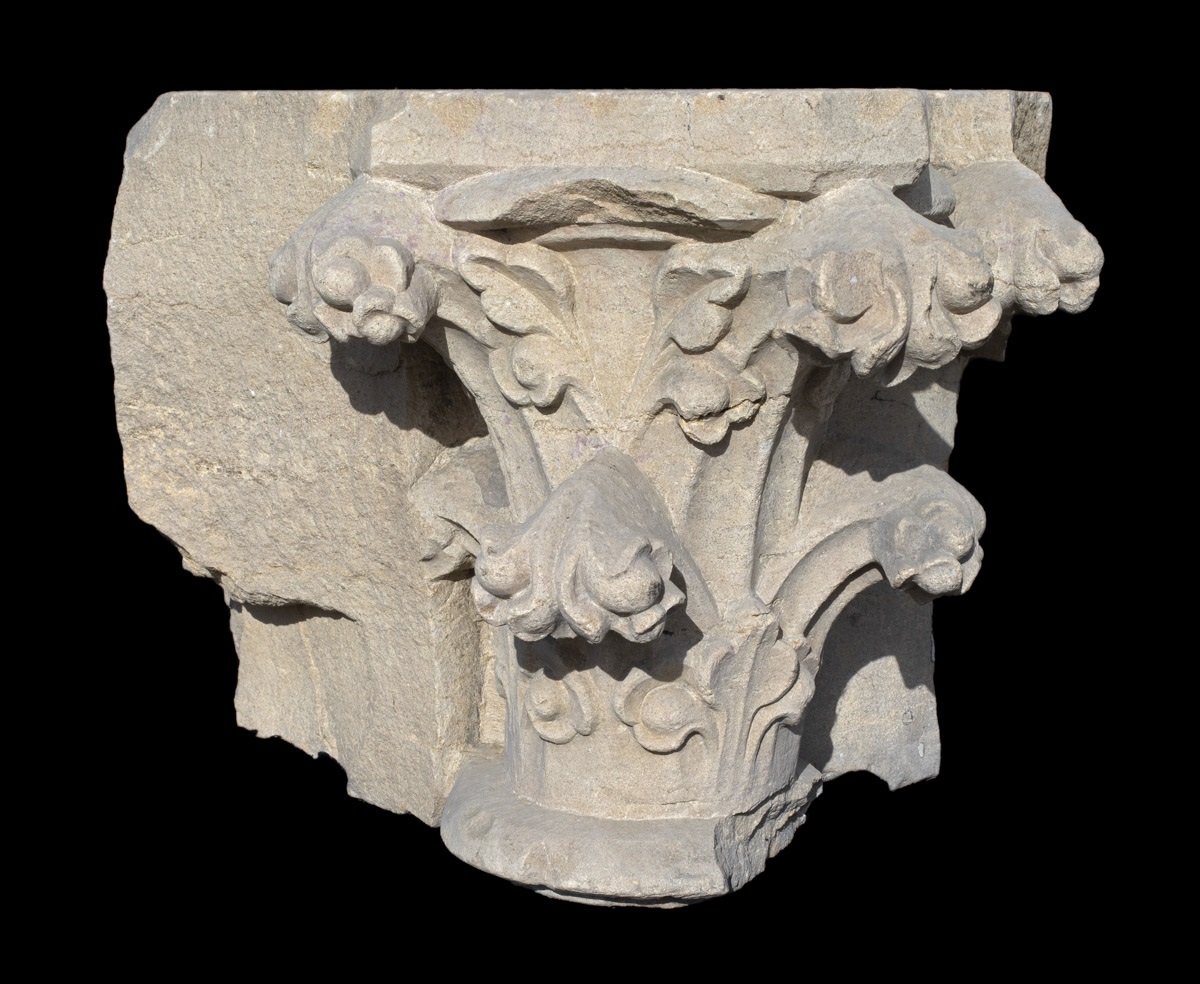 Trois chapiteaux d'une pile composée