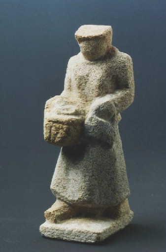 Paysanne portant un panier et un sac-de-messe