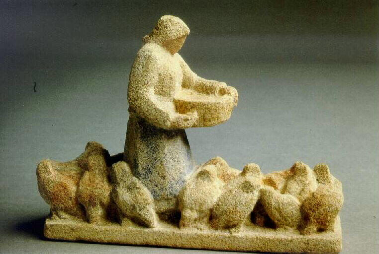 Femme nourissant les poules