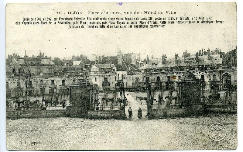 18 DIJON Place d'Armes, vue de l'Hôtel de Ville