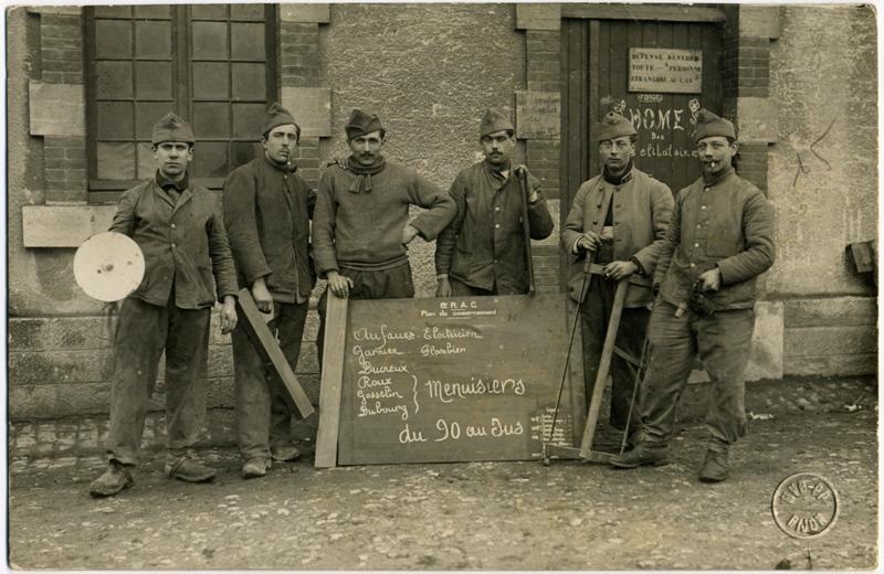 Groupe de menuisiers, plombier et électricien