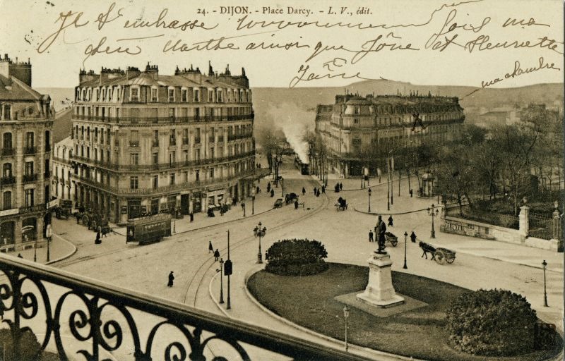 24. - DIJON. - Place Darcy