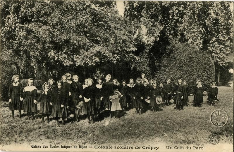 Caisse des Ecoles laïques de Dijon - Colonie Scolaire de Crépey - Un Coin du Parc