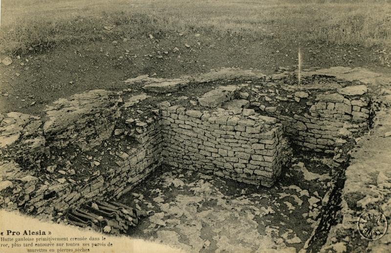 Hutte gauloise primitivement creusée dans le roc