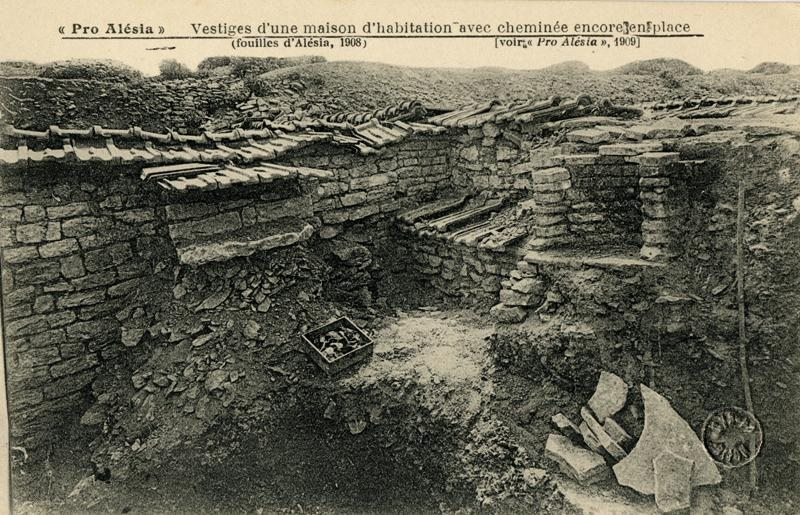 Vestiges d'une maison d'habitation avec cheminée