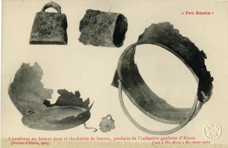 Chaudrons en bronze doré et clochettes en bronze