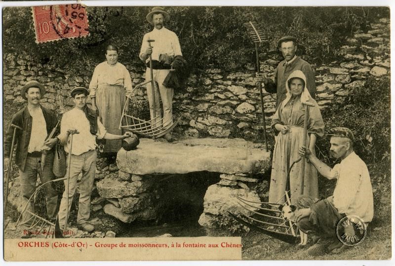 ORCHES (Côte-d'Or) - Groupe de moissonneurs, à la fontaine aux Chênes