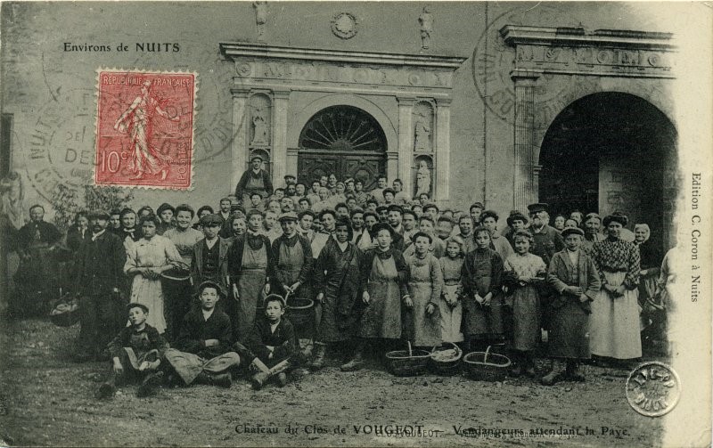 Chateau du Clos de VOUGEOT - Vendangeurs attendant la paye