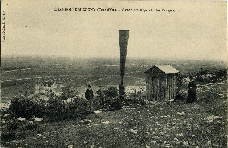 CHAMBOLLE-MUSIGNY (Côte-d'Or) - Canon grélifuge et Clos Vougeot