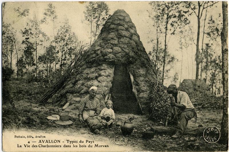 4 - AVALLON - Types du Pays / La Vie des Charbonniers dans les bois du Morvan