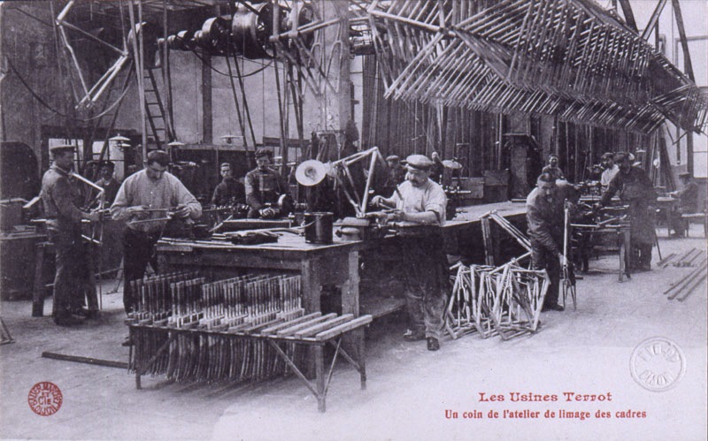 Les Usines Terrot - Un coin de l'atelier de limage des cadres