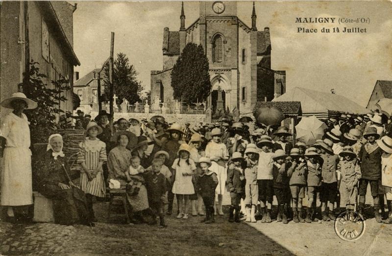 MALIGNY (Côte-d'Or) / Place du 14 Juillet