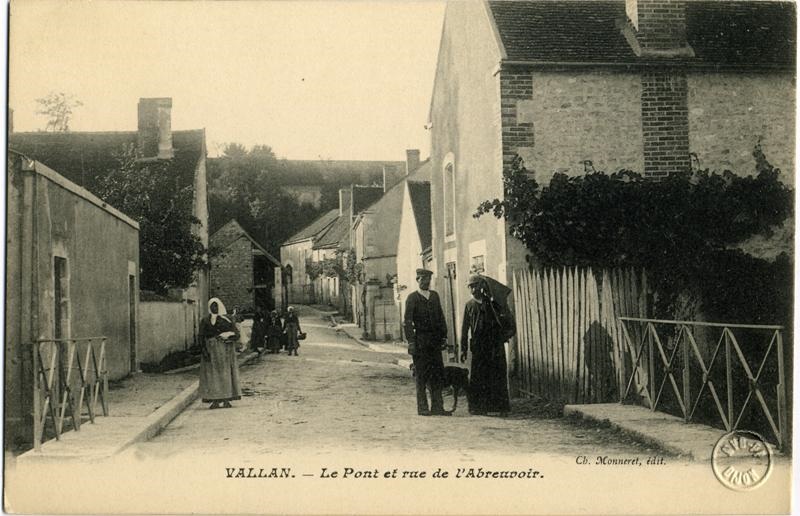 VALLAN. - Le Pont et rue de l'Abreuvoir