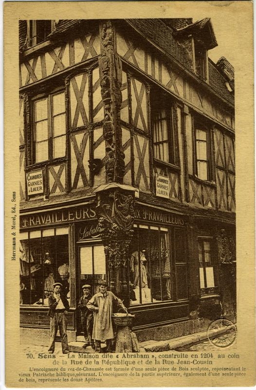 70. Sens - La Maison dite "Abraham" construite en 1204 au coin / de la Rue de la République et de la Rue Jean-Cousin